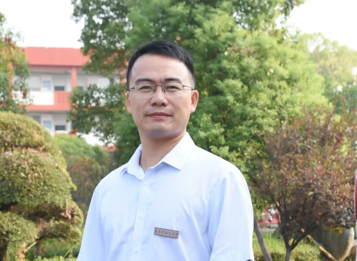 师魂铸讲台之光，爱意润成长之路——湘东中学师德标兵事迹推介（六）